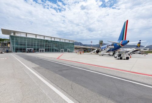 Vista esterna dell'aeroporto dalla pista di atterraggio
