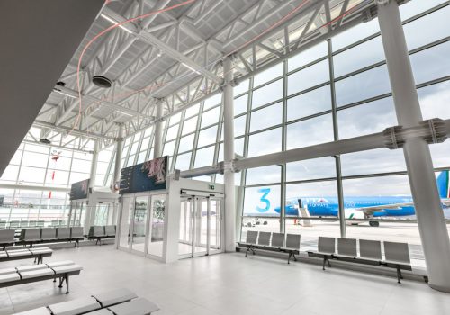 Interno dell'aeroporto a doppia altezza