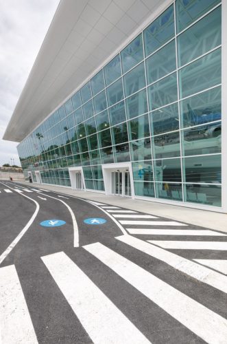 Vista esterna della parete vetrata dell'aeroporto