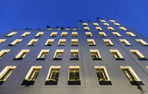 Particolare notturno della facciata principale
