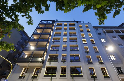 Prospetto principale del complesso residenziale di notte