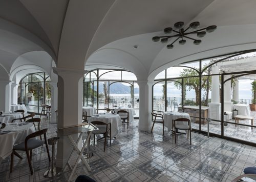 Ambiente interno dell'area ristorante con terrazza