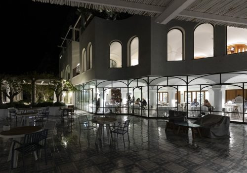 Terrazza notturna dell'area ristorante illuminato