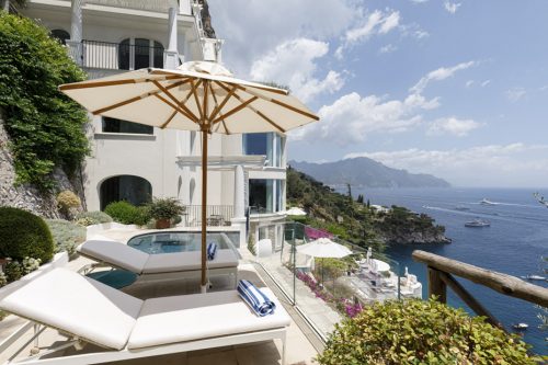 Panorama sul mare da un balcone dell'albergo