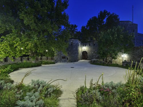 Particolare notturno della pavimentazione del Bastione