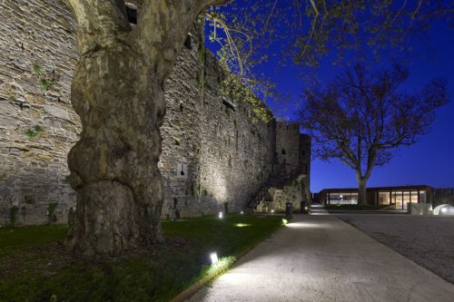 Vista notturna del percorso pedonale lungo Piazzale delle Milizie