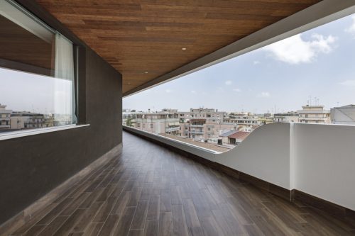 Vista di un terrazzo con parapetto vetrato
