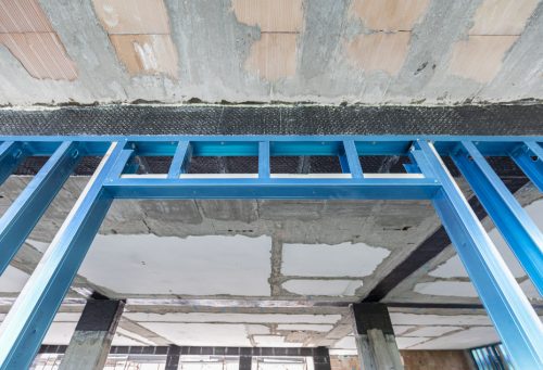 Durante i lavori, guide in metallo