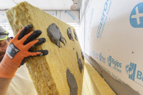 Durante i lavori, applicazione dell'isolante sulla lastra