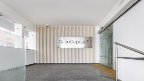 Ingresso interno con insegna