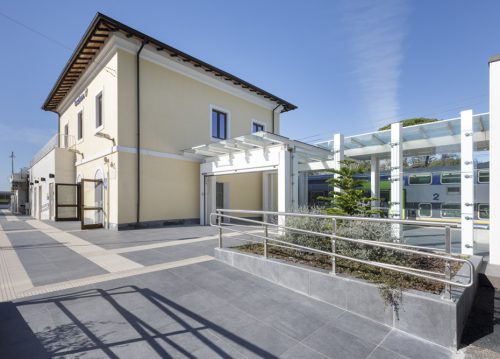 Vista esterna della stazione ferroviaria - Santa Marinella (RO)