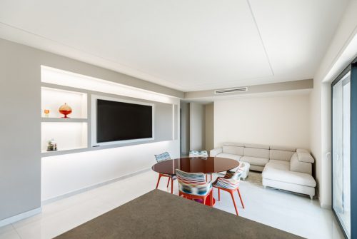 Interna di un appartamento vista dalla cucina