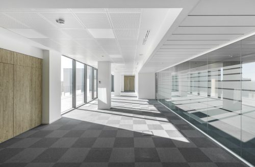 Vista frontale di un corridoi di accesso agli uffici 