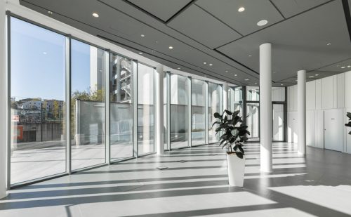 Parete vetrata al piano terra della hall