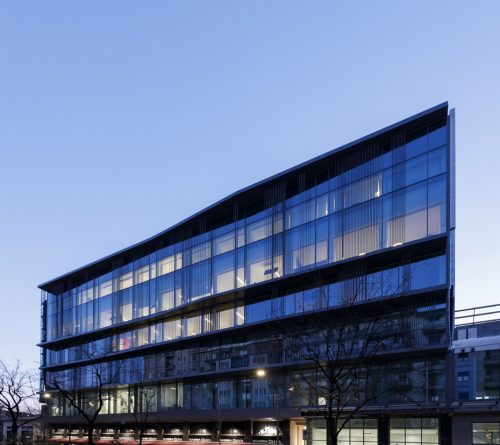 Vista notturna ad angolo del complesso direzionale