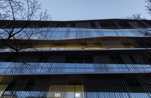 Facciata principale vista notturna dal basso