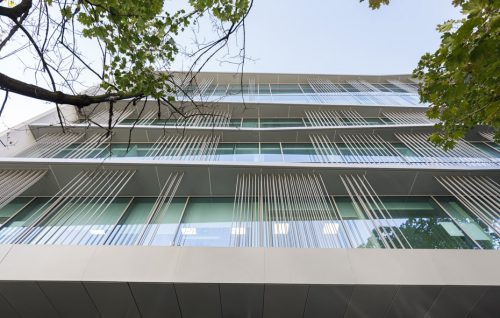 Facciata principale vista diurna dal basso