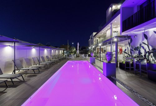 Particolare notturno dell'area esterna della piscina