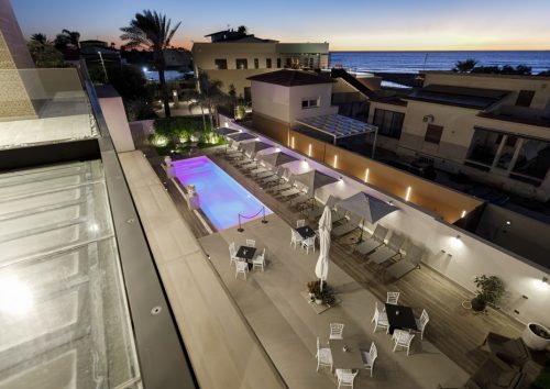 Vista dall'alto dell'area piscina al piano terra