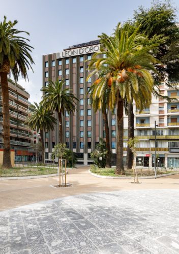 Vista esterna dell'hotel dalla piazza principale