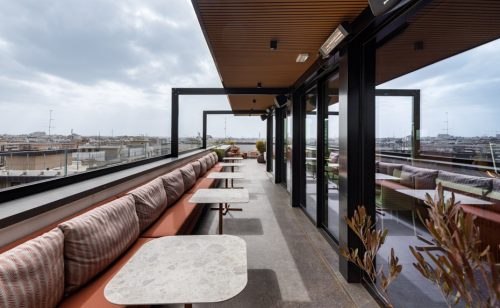 Vista della terrazza attrezzata con bar e tavoli