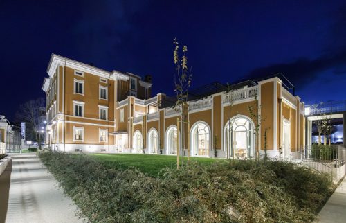 Vista notturna esterna dell'hotel 