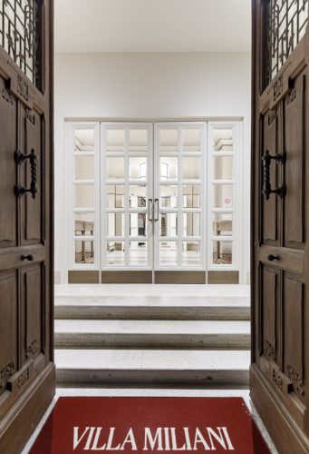 Particolare visto dall'esterno dell'ingresso