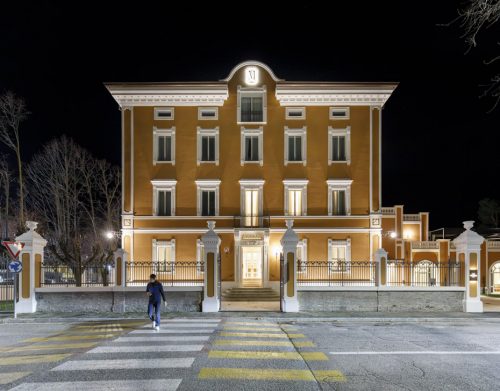 Vista notturna esterna della facciata principale