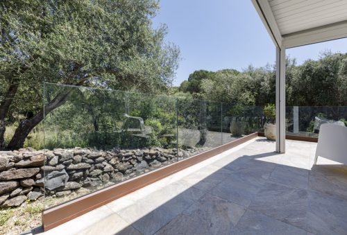 Vista laterale del profilo per il vetro