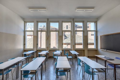 Vista frontale delle finestre dell'aula