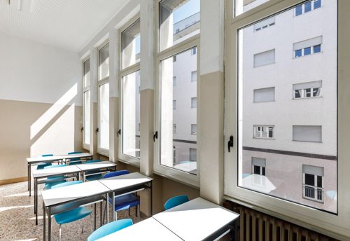 Dettaglio delle finestre dell'aula scolastica