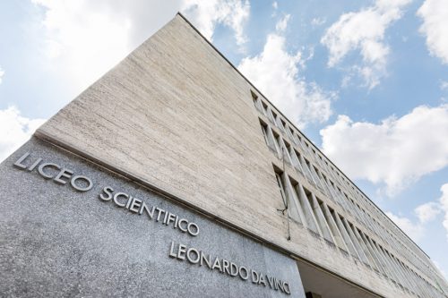 Dettaglio dell'insegna scolastica laterale