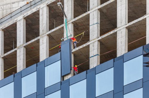 Dettaglio della posa dei vetri in facciata