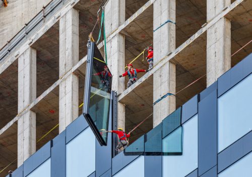 Dettaglio tecnico dell’installazione dei vetri sulla facciata dell’edificio