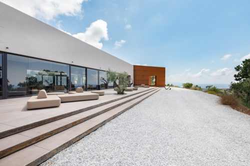 Vista laterale del ristorante con spazio esterno rialzato
