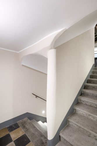 Vano scale interno al palazzo
