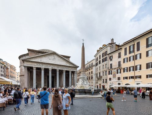 Vista dalla piazza del Pantheon