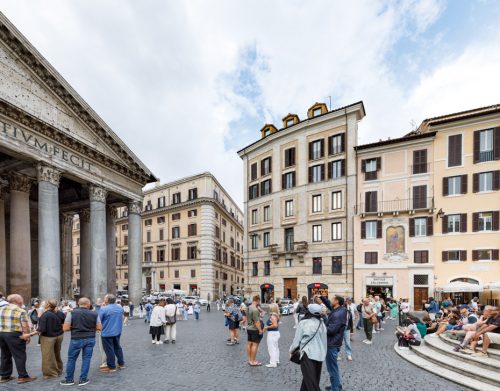 Vista esterna del palazzo dalla piazza