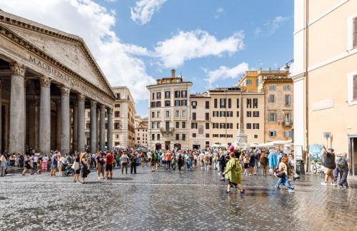Prospetto frontale della piazza e del palazzo