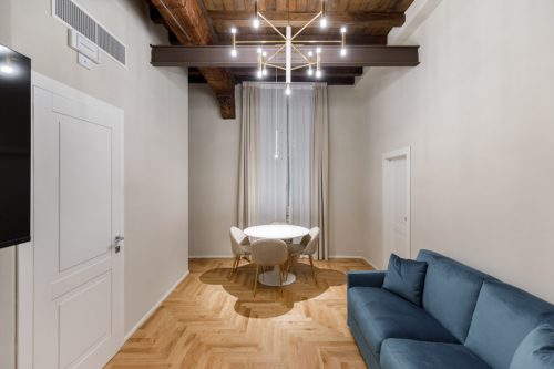 Vista frontale di un ambiente interno ad una camera