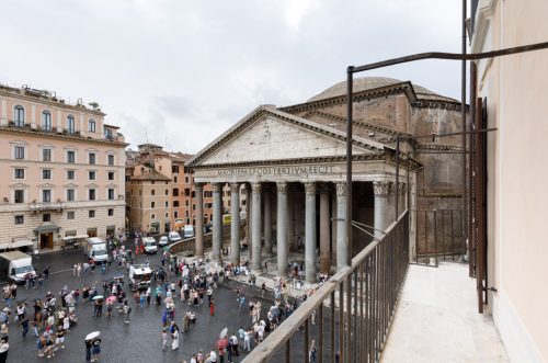 Vista panoramica sul Pantheon da un balcone del palazzo