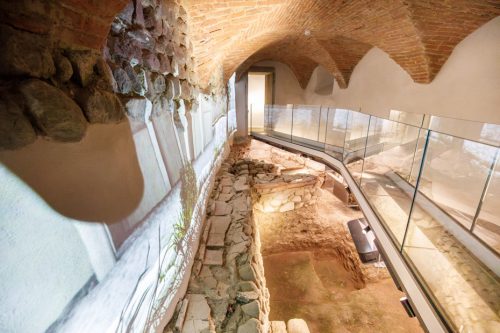 Vista dall'alto di una sala espositiva