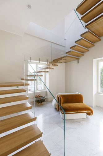 Vano scale vetrato di accesso ai piani superiori