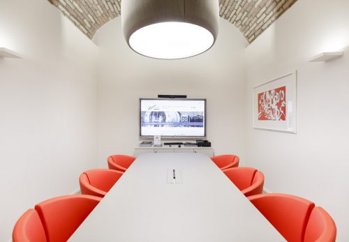 Vista frontale della sala meeting