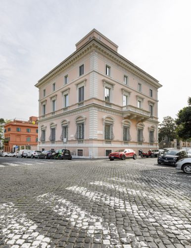 Vista esterna dell'edificio dalla strada principale