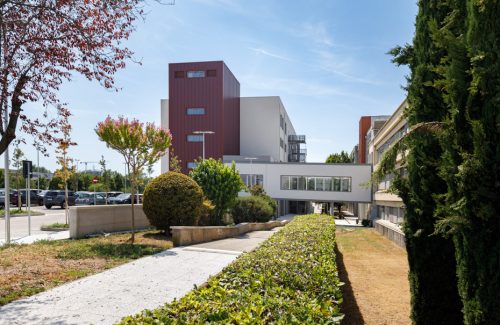 Vista esterna dell'edificio scolastico dall'ingresso