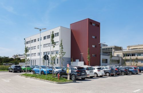 Vista esterna dell'edificio scolastico dal parcheggio