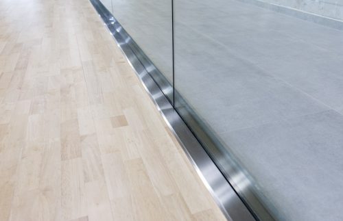Dettaglio dell'accessorio per i parapetti in vetro