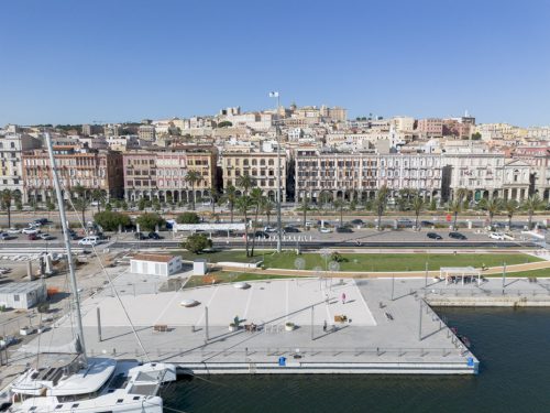 Vista aerea frontale del waterfront di Cagliari