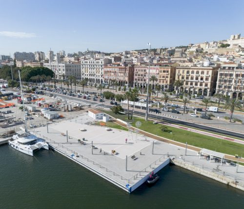 Vista aerea dal mare del waterfront 